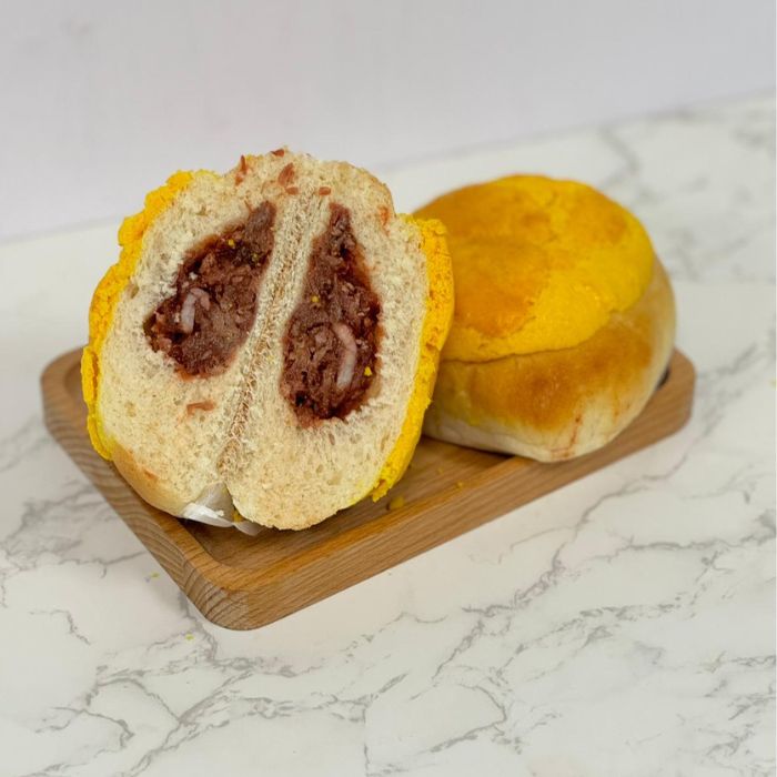 CHINA COURT POLO BBQ PORK CHAR SIU BUN 95G 菠萝叉烧包 (Approx. 2-3 Days Shelf Life. Dispatched Tues-Thurs